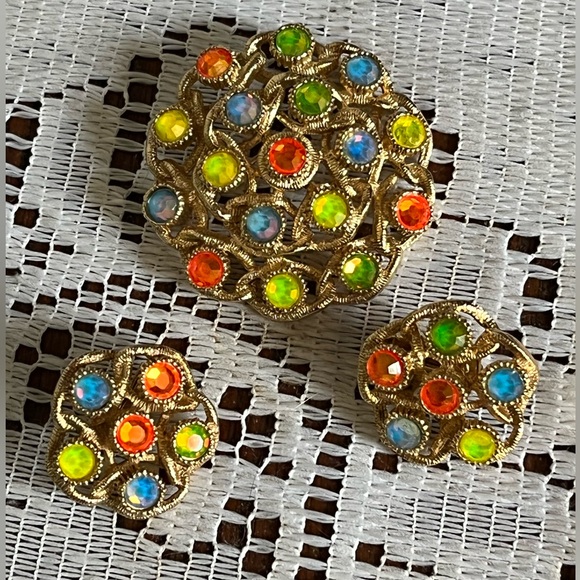 Vintage Sarah Coventry Brooch and Earrings- Glow under UV light - Picture 2 of 7